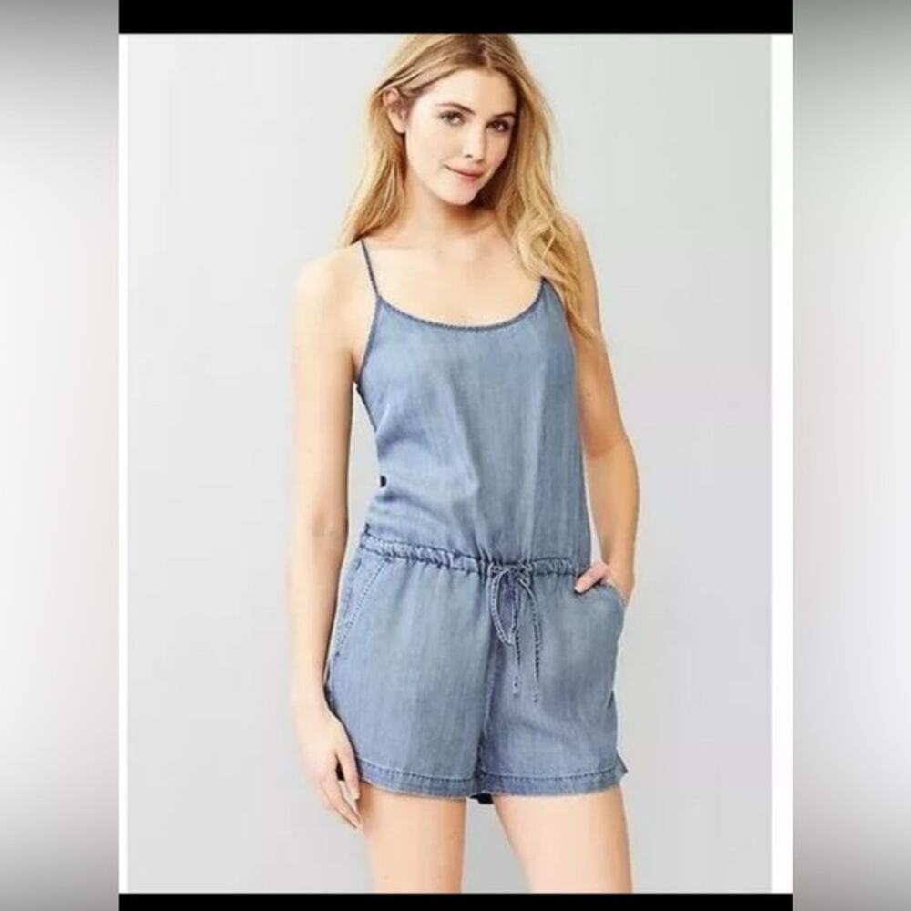 UEC GAP 100% LYOCELL CHAMBRAY DENIM BLUE ROMPER POCKETS ADJUSTABLE STRAPS SZ S